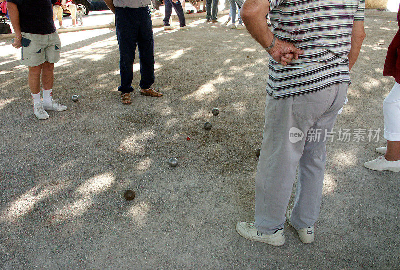 在法国玩滚球，jeu de boules